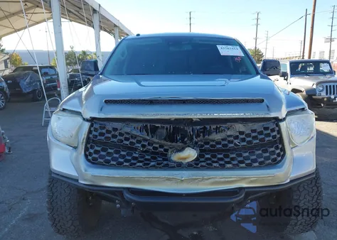 2018 Toyota Tundra Sr5 5.7L V8 z USA, uszkodzony, nr VIN 5TFUY5F13JX686972